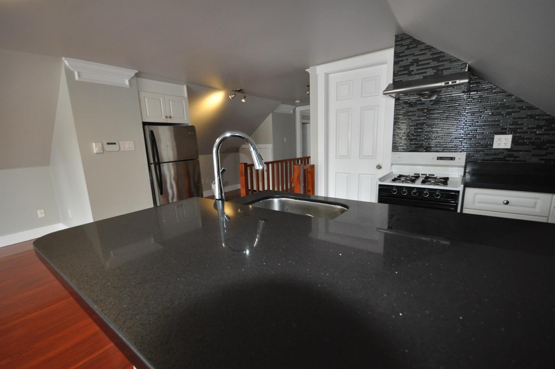 7505 Kingsway — Unfurnished Three-Bedroom Suite, photo 1