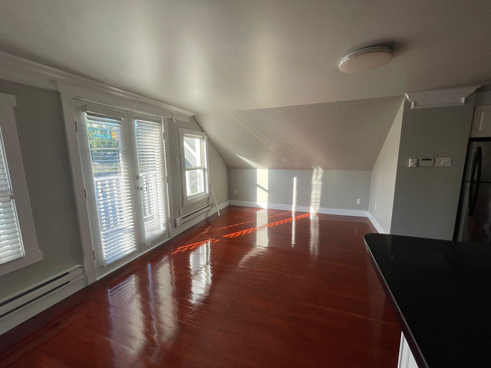 7505 Kingsway — Unfurnished Three-Bedroom Suite, photo 4