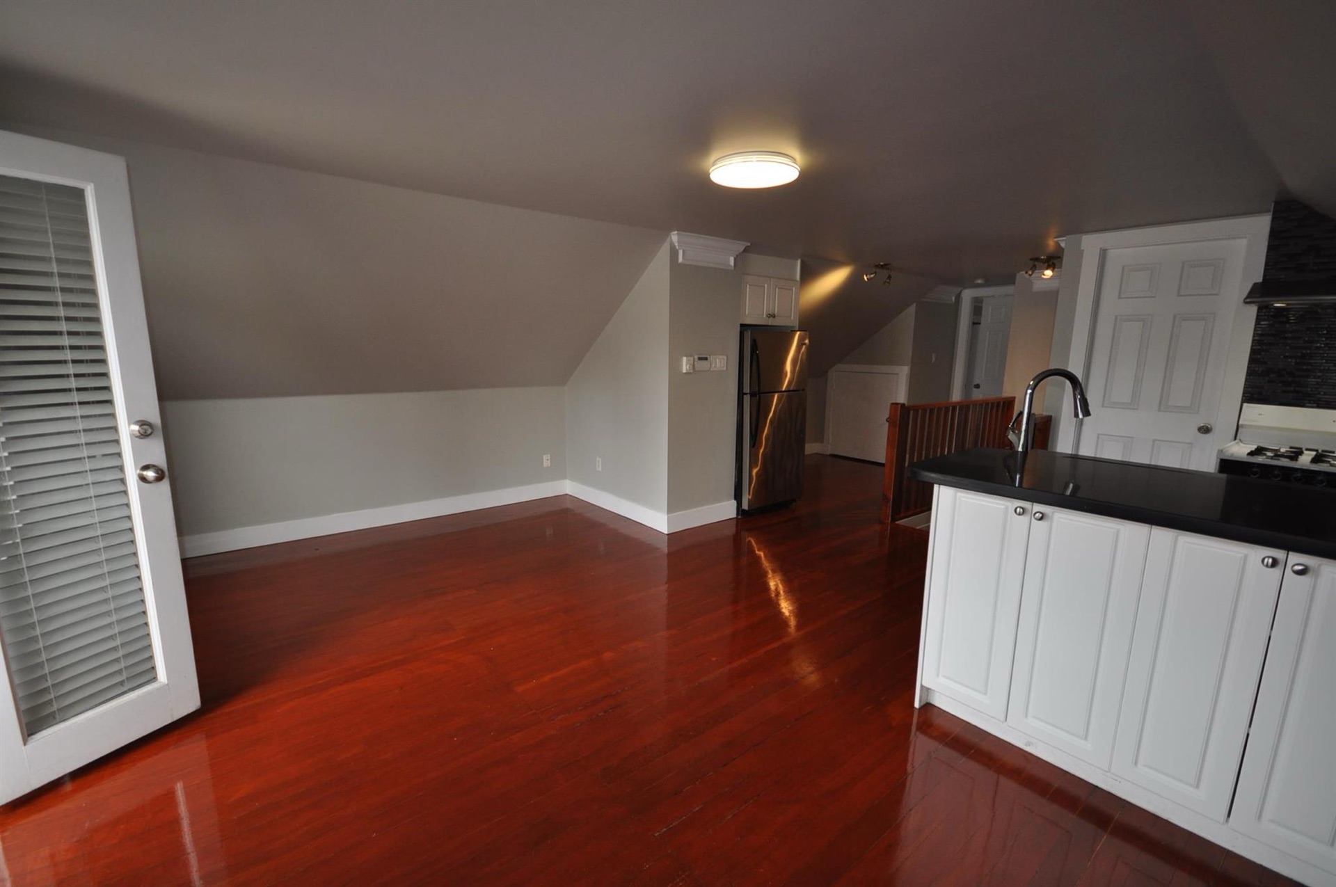 7505 Kingsway — Unfurnished Three-Bedroom Suite, photo 9